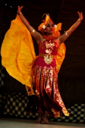 Nyoman Suyadni Mindhoff - balinesische Tänzerin - der Cendrawasih Tanz