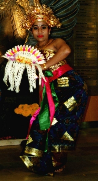 Nyoman Suyadni Mindhoff - Bali Puspa - der Sekar Jagat Tanz